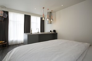 华丽开间, 1 张特大床, 城市景观 | 客房内保险箱、办公桌、遮光窗帘、隔音