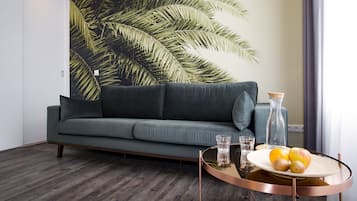 Estudio Deluxe, 1 cama de matrimonio grande, vistas a la ciudad | Zona de estar | Una televisión de pantalla plana