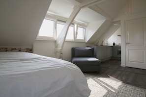 Comfort Loft (4th Floor, Accessible by stairs only) | In-room safe, desk, blackout drapes, soundproofing - De With Studio's (Rotterdam)