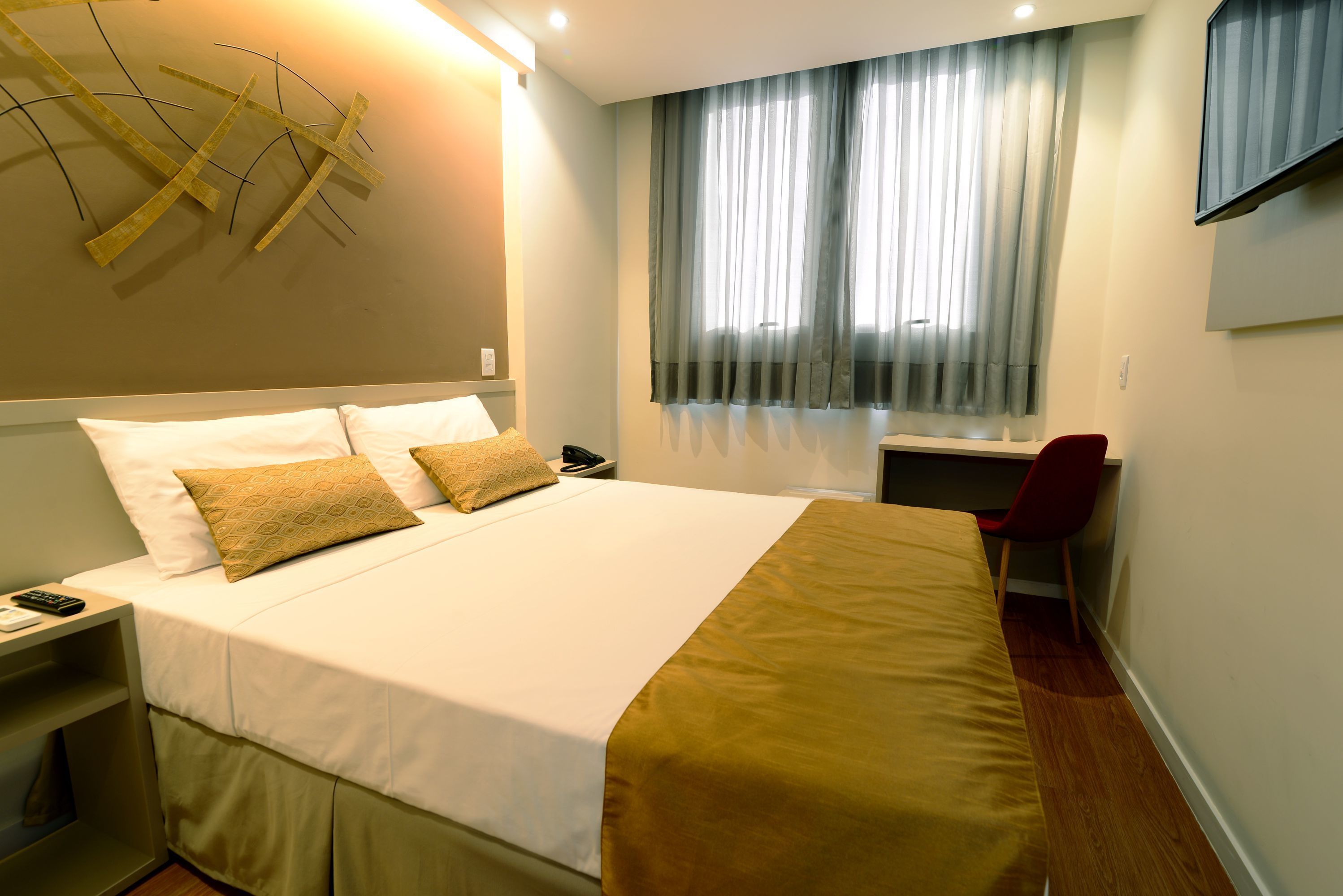 standard double room | 1 bedroom, minibar, in-room safe, desk