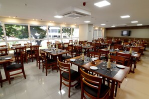 Breakfast, lunch and dinner served - Easy Hotel Cachoeiro de Itapemirim by Atlantica (Cachoeiro do Itapemirim)