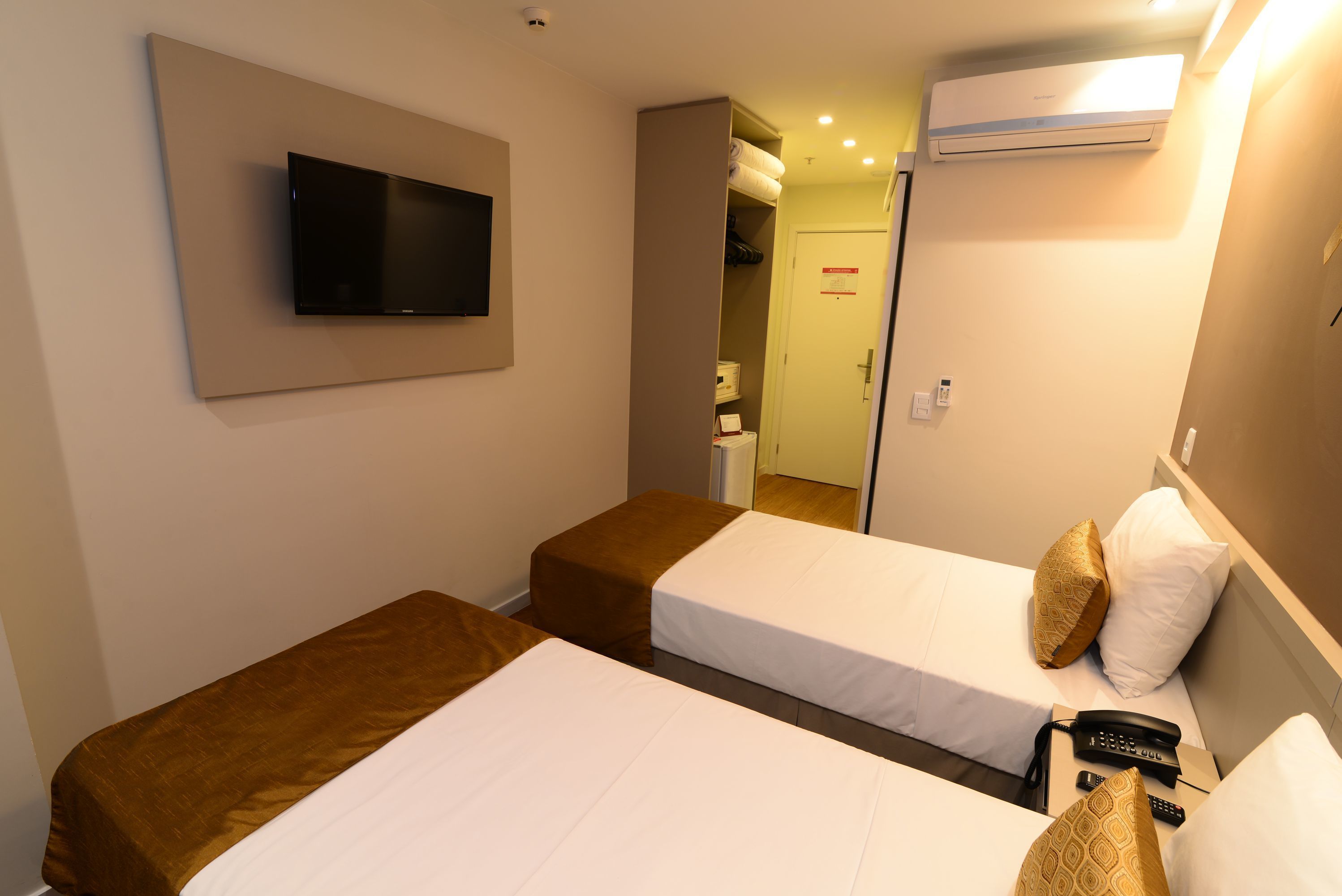 standard single room, 2 single beds | 1 bedroom, minibar, in-room safe, desk
