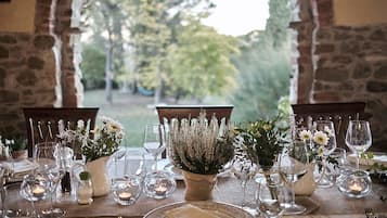 Daily full breakfast (EUR 18 per person)