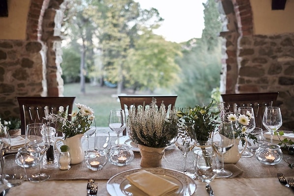 Tägliches großes Frühstück (18 EUR pro Person)