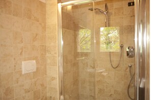 Villa, plusieurs chambres | Douche de la salle de bain