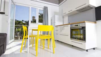 Superior Studio, Garden View (4 people) | Private kitchen | Full-size fridge, oven, stovetop, electric kettle