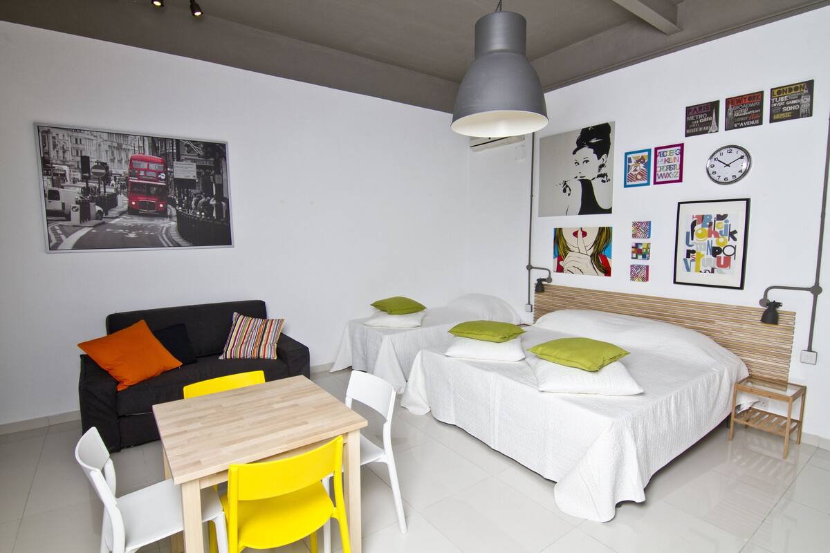 Standard Studio (5 people) | Laptop workspace, blackout drapes, iron/ironing board, cribs (free)
