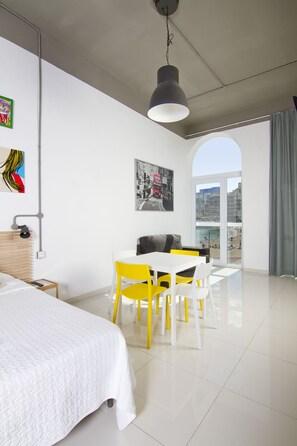 スタジオ 海側 (4 people) | ノートパソコン用作業スペース、遮光カーテン、アイロン / アイロン台、ベビーベッド (無料)