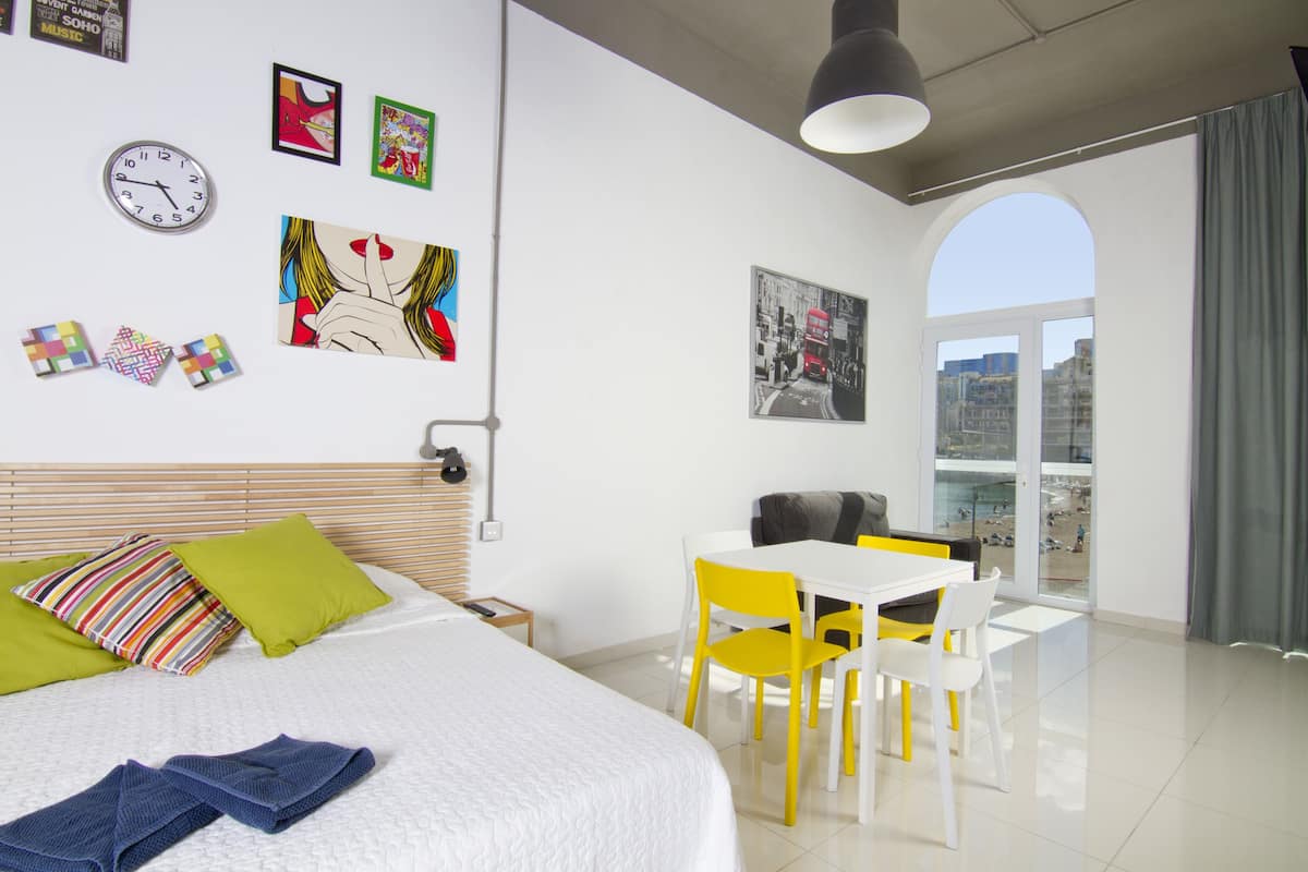 Studio, Meerseite (4 people) | Wohnbereich | Fernseher