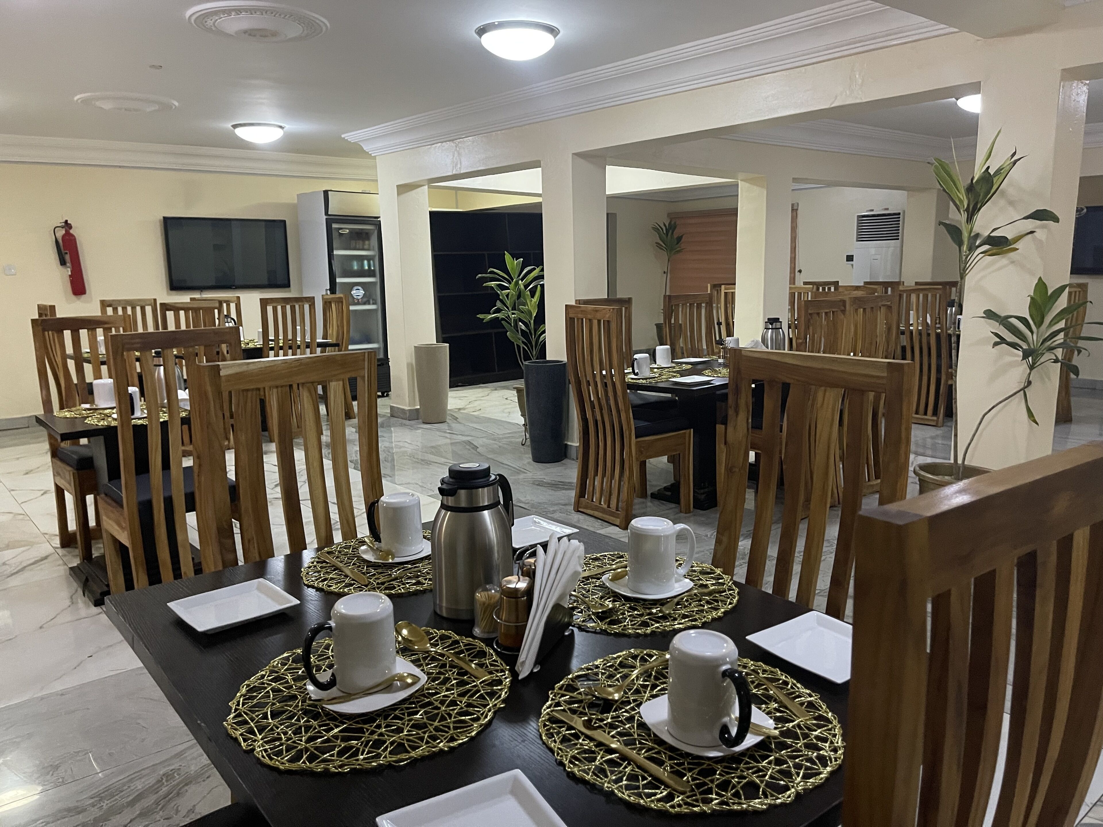 Breakfast, lunch, dinner served; international cuisine 