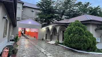Vista frontal de la propiedad