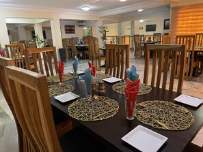 Serveert ontbijt, lunch, diner, internationale gerechten 