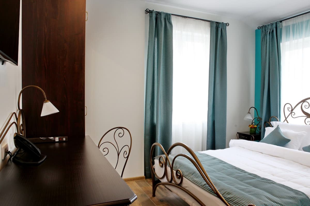 1 bedroom, Egyptian cotton sheets, hypo-allergenic bedding