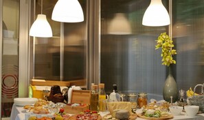 Café da manhã com buffet todos os dias mediante uma taxa
