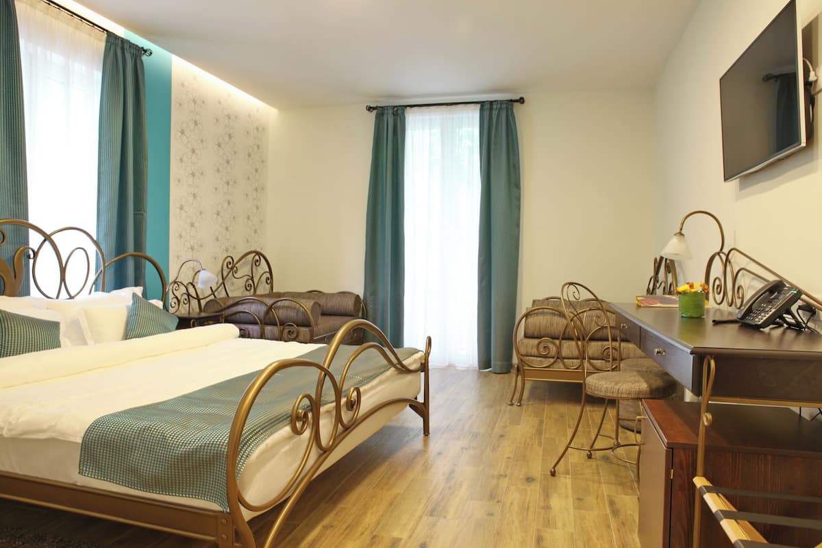 Family Quadruple Room, 1 Bedroom | 1 bedroom, Egyptian cotton sheets, hypo-allergenic bedding