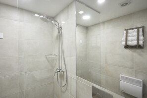 Chuveiro, produtos de toalete grátis, secador de cabelo 