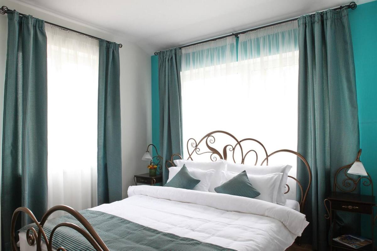 1 bedroom, Egyptian cotton sheets, hypo-allergenic bedding