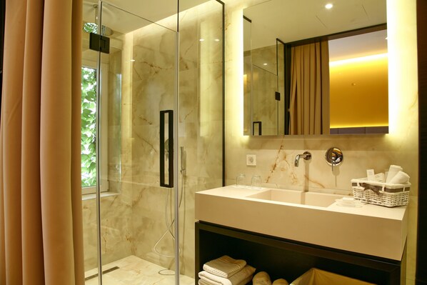 Chambre Standard double | Salle de bain | Douche, articles de toilette (gratuits), séchoir à cheveux, peignoirs