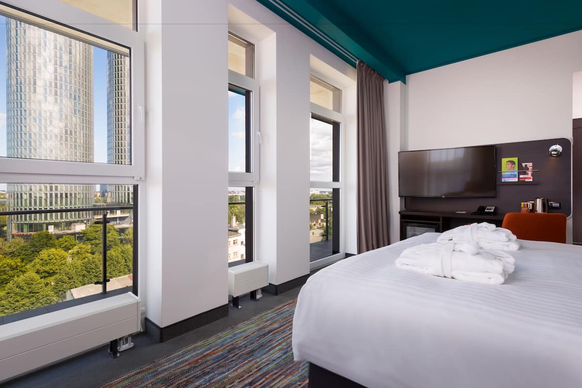 hypo-allergenic bedding, in-room safe, desk, laptop workspace