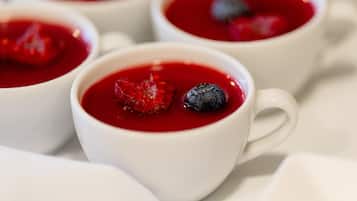 Varias tazas blancas con contenido rojo y bayas.