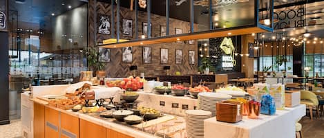 Petit déjeuner buffet (18 EUR par personne)