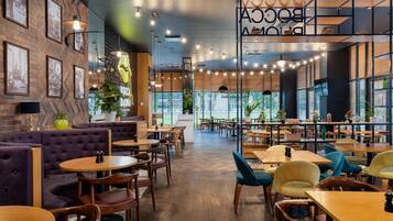 Breakfast, lunch, dinner served; Italian cuisine