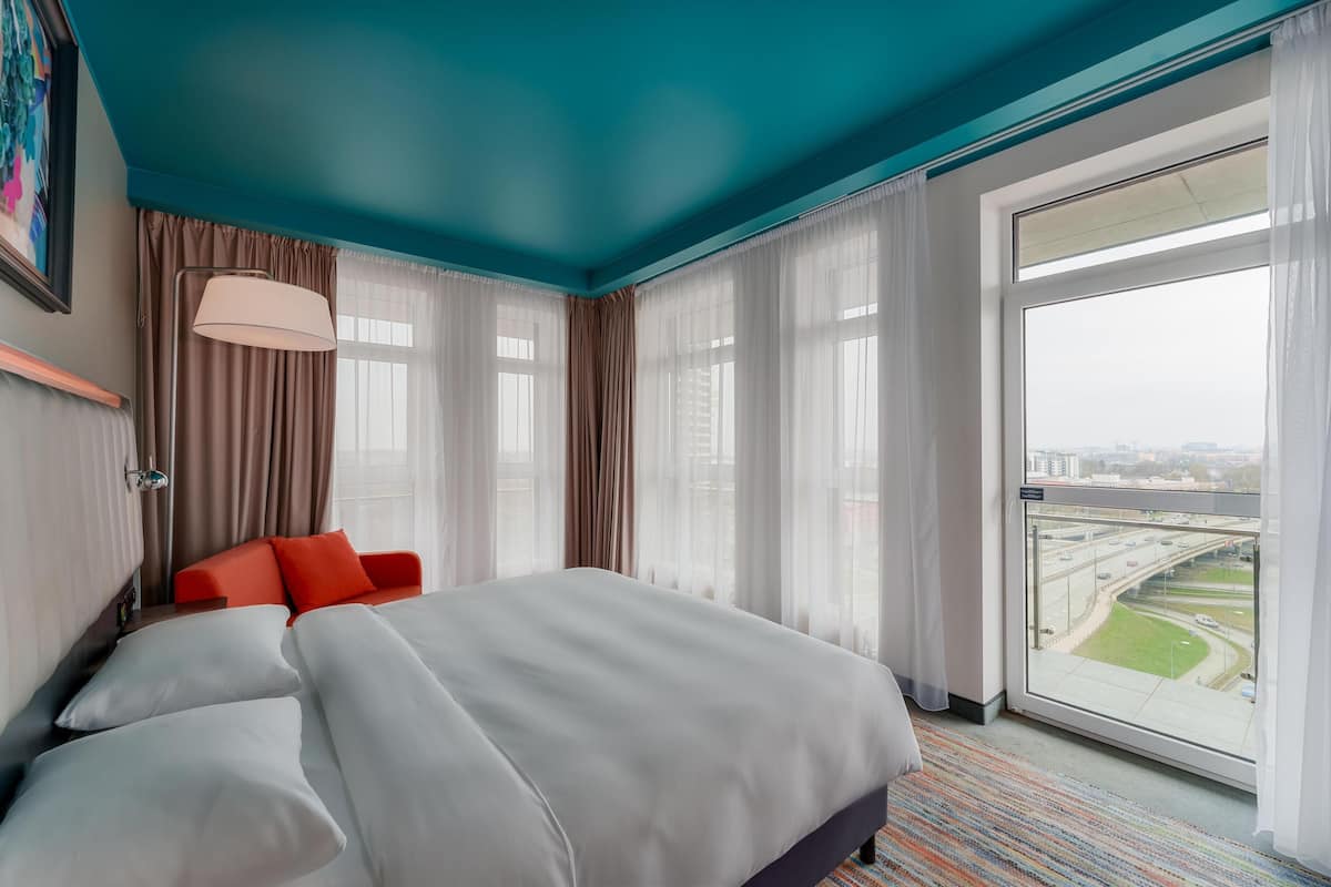 hypo-allergenic bedding, in-room safe, desk, laptop workspace