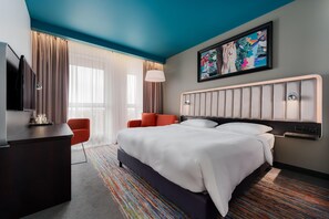 Superior-huone, parveke | Allergiatestatut vuodevaatteet, tallelokero huoneessa, työpöytä