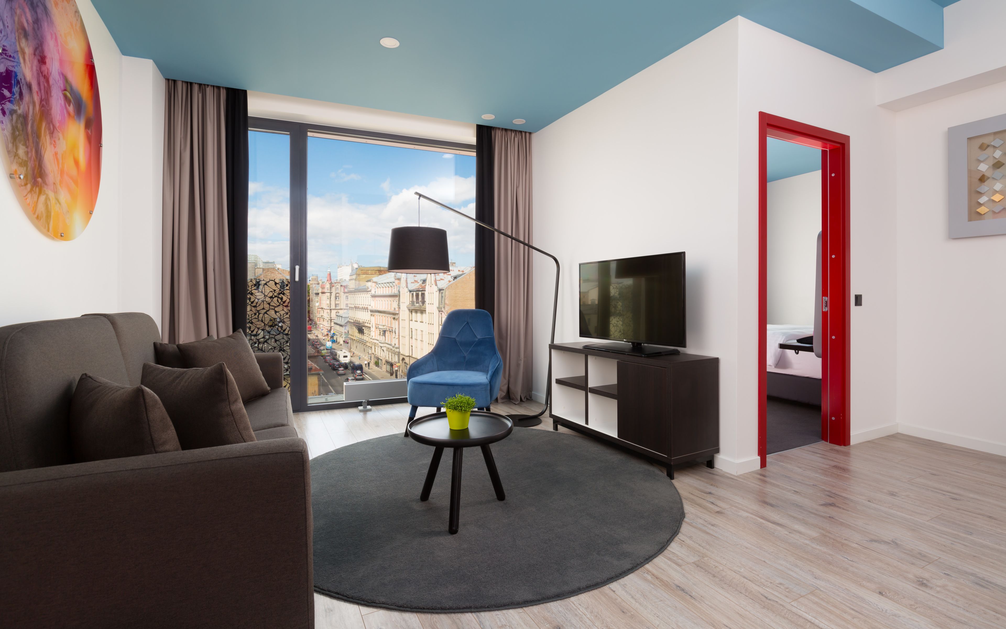 40-inch TV with cable channels