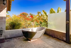 Four Bedroom Villa with Private Pool | Bathroom | Separate tub and shower, deep soaking tub, free toiletries, hair dryer - Villa Delmara At Balian Beach (Selemadeg)