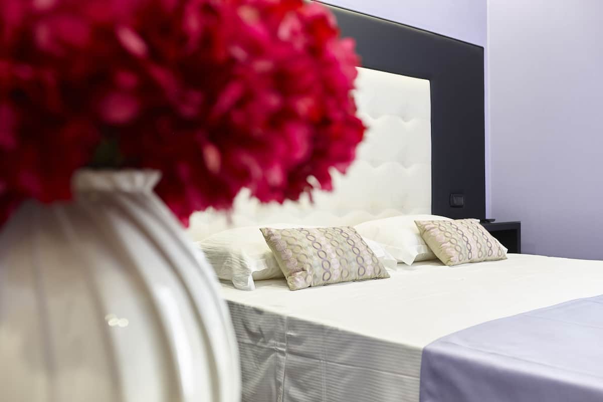 Luxe beddengoed, donzen dekbedden, een minibar, een kluis op de kamer