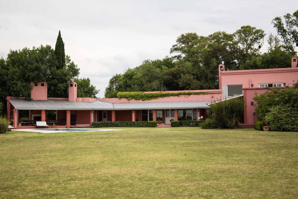 Comfort House, 4 Bedrooms, Garden View, Poolside | Individually decorated, free WiFi, bed sheets