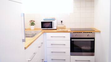 Appartement | Cuisine privée | Grand réfrigérateur, micro-ondes (sur demande), cafetière/bouilloire