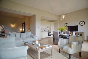 Apartamento clásico, 2 habitaciones | Cocina privada | Frigorífico grande, microondas, placa de cocina y cafetera o tetera