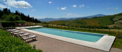 Piscine extérieure (ouverte en saison), piscine à débordement