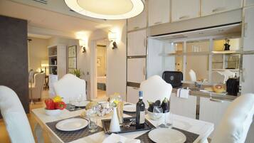 Großer Kühlschrank, Mikrowelle, Herdplatte