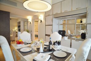 Großer Kühlschrank, Mikrowelle, Herdplatte