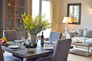 经典公寓, 2 间卧室 | 起居区 | 平板电视