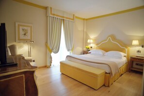 Premium bedding, in-room safe, individually decorated