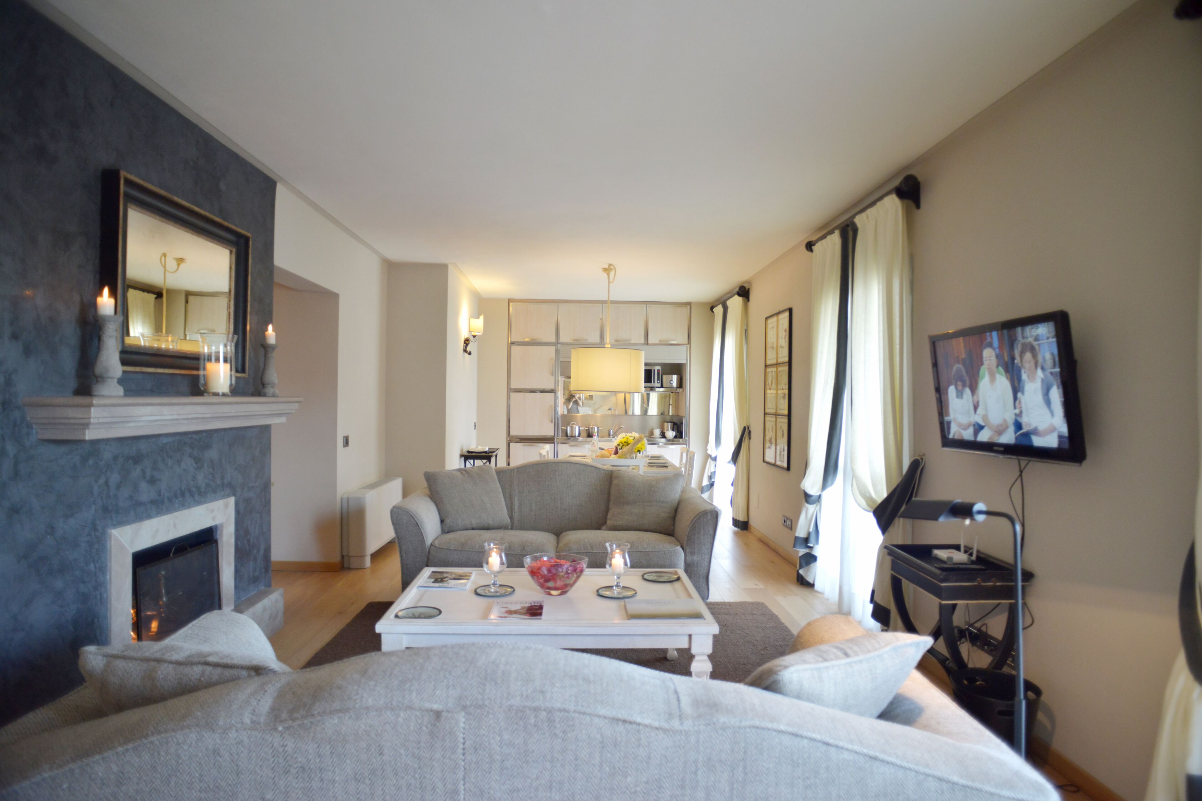 Departamento Royal, 2 habitaciones | Área de sala de estar | Televisión de pantalla plana 