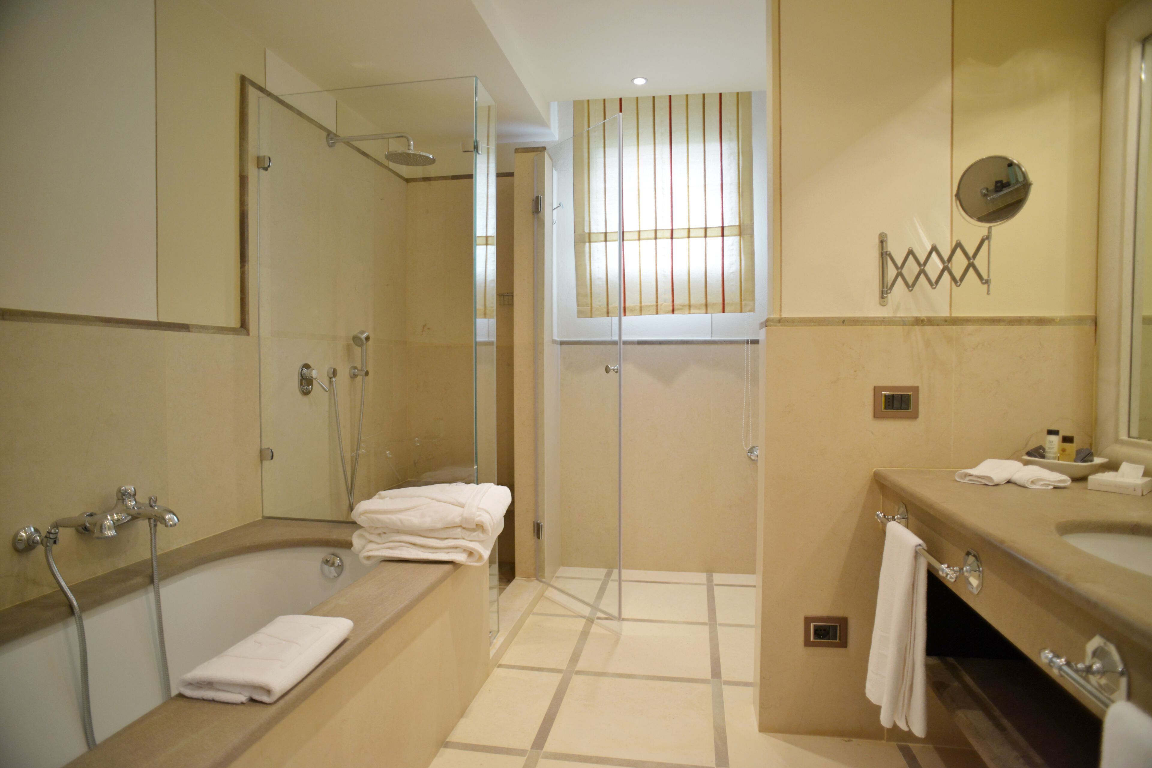 Un baño moderno con bañera, ducha y tocador con espejo.