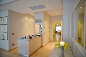 Refrigerador con freezer, microondas, placa de cocina, cafetera/tetera