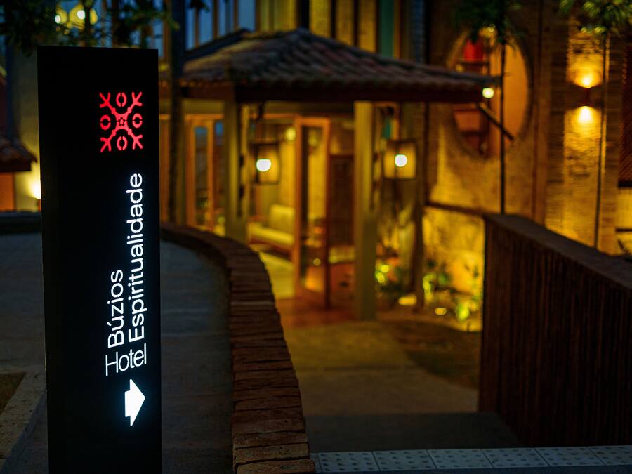 Schild für das Búzios Hotel mit einem Pfeil.