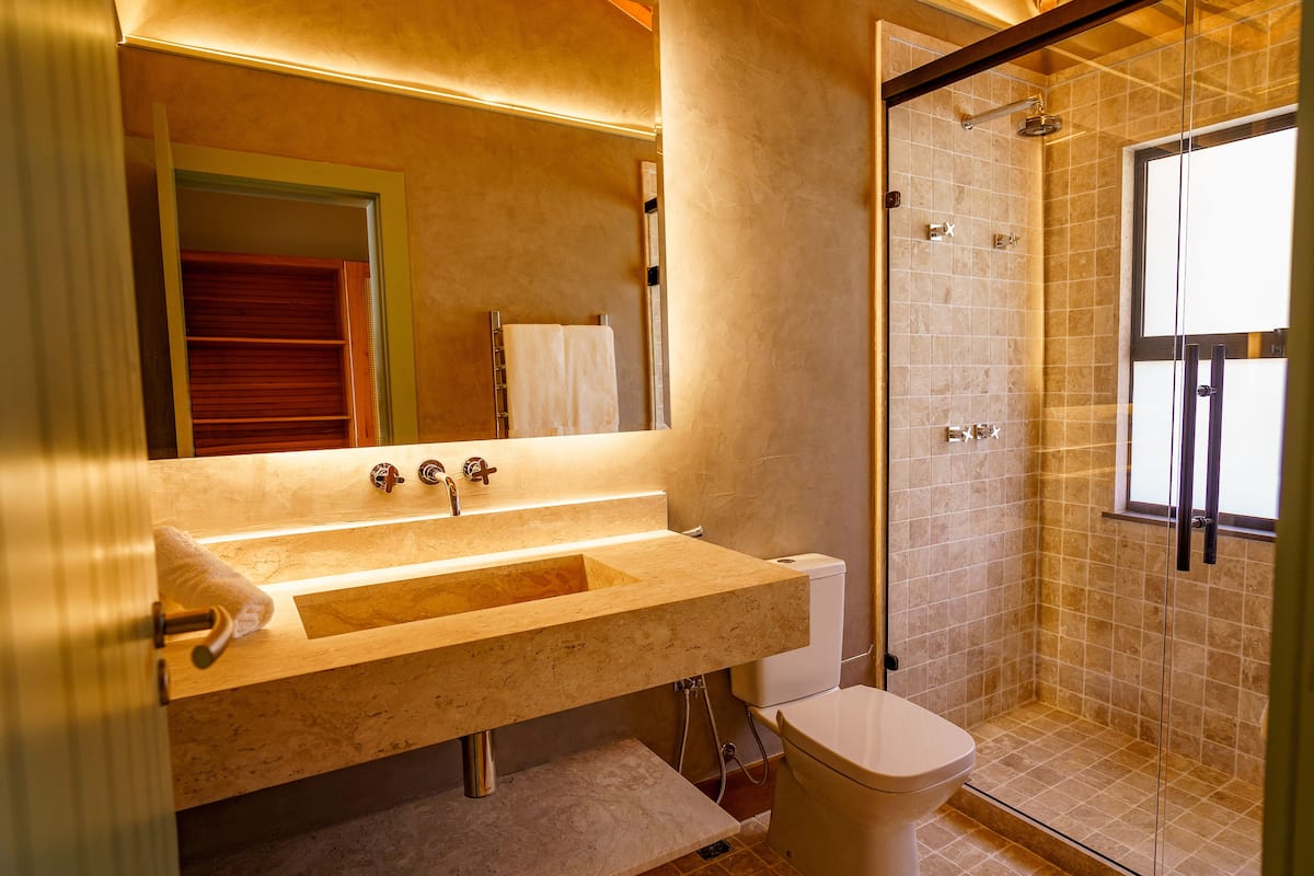 deluxe studio suite, non smoking, sea view | bathroom | shower, free toiletries, hair dryer, towels