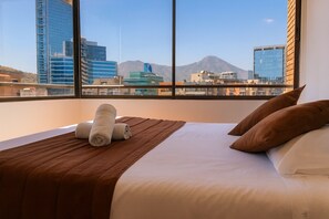 Escritorio, espacio para trabajar con laptop y cortinas blackout 