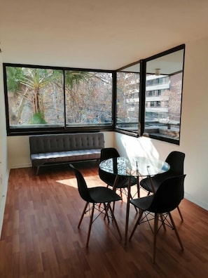 Apartment (303) | Wohnbereich | 32-Zoll-Flachbildfernseher mit Kabelempfang, Fernseher