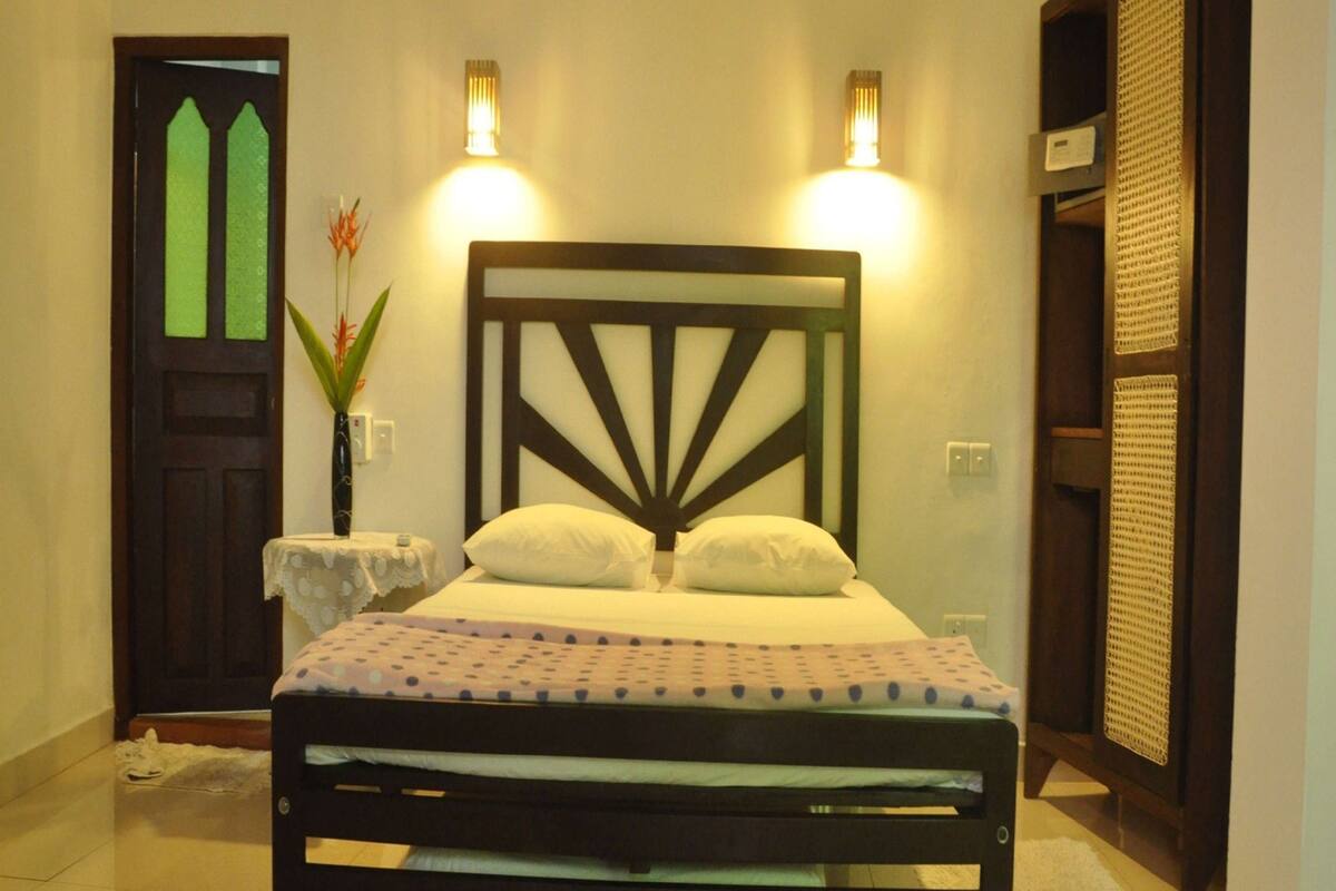 Chambre Standard double | Coffre-fort, bureau, fer et planche à repasser, accès au Wi-Fi (inclus)