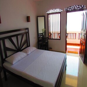 Standaard tweepersoonskamer | Een kluis op de kamer, een bureau, een strijkplank/strijkijzer