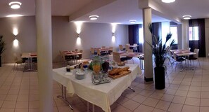 Daily continental breakfast (EUR 9.00 per person)
