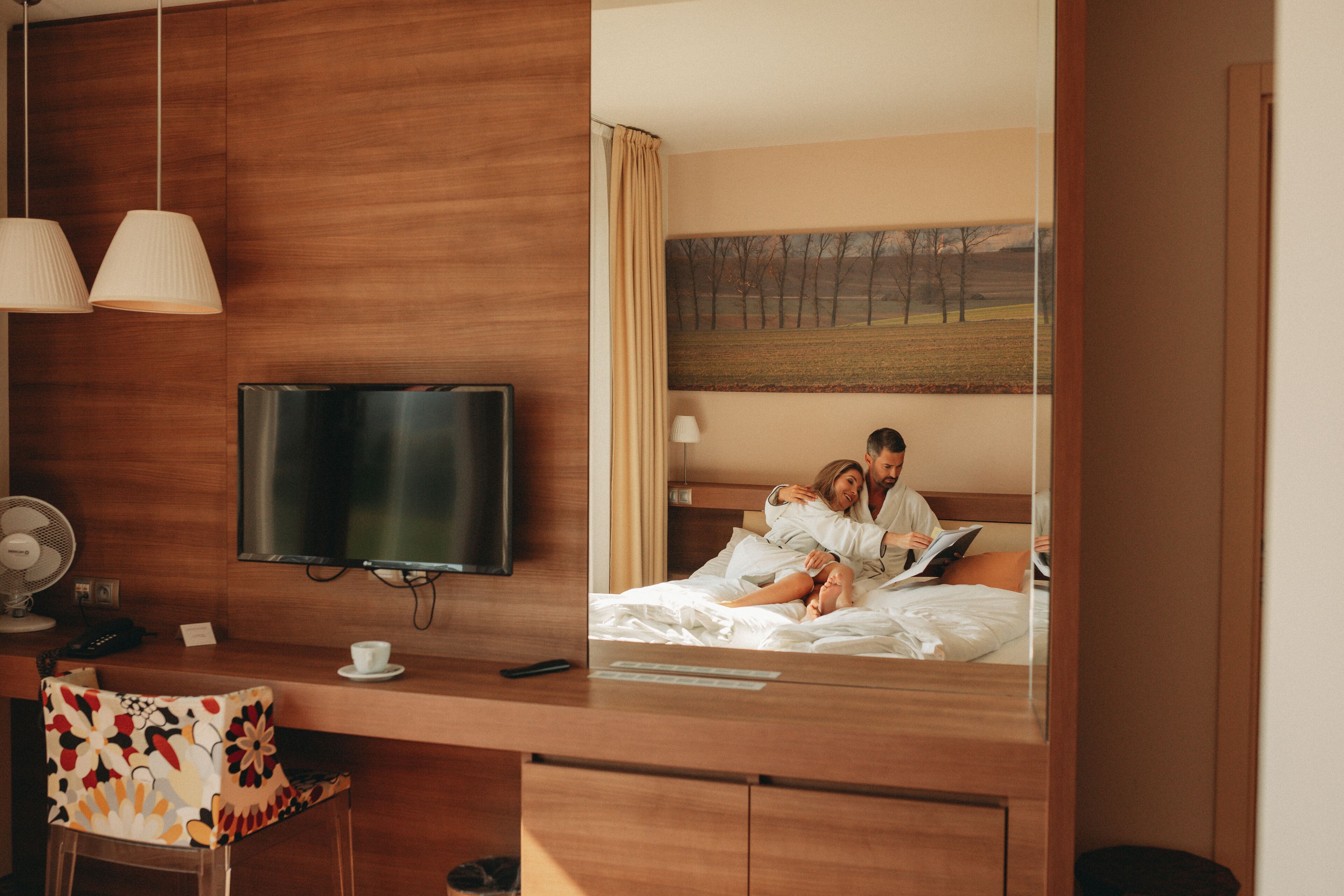 Tweepersoonskamer | Een minibar, een kluis op de kamer, een bureau, gratis babybedden